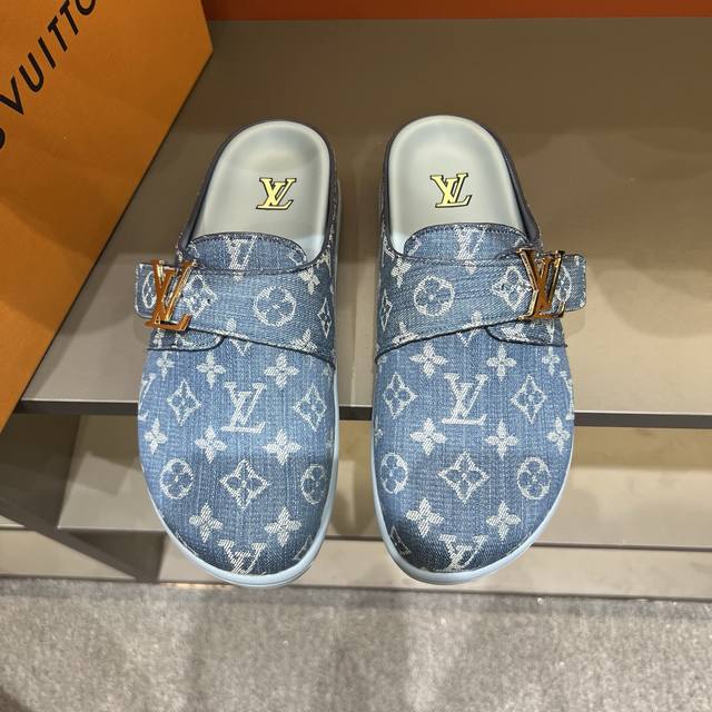 调工厂p价 男装男鞋 运动原单，38-45，Lv Easy 2025新款男士休闲凉拖拖鞋，取材绒面牛皮革，以Monogram 图案彰显潮流风范。Lv 字母点亮可