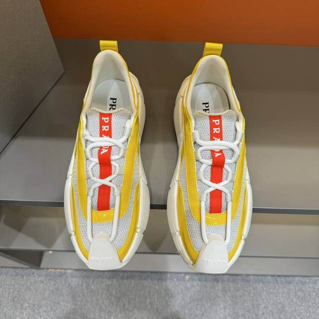 调工厂p价 男装男鞋 运动原单 码数38-45 prada 普拉达男士系带皮革休闲运动鞋，鞋面牛皮拼接透气网面打造 柔软舒适透气 鞋舌装饰prada品牌字母标识