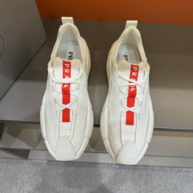调工厂p价 男装男鞋 运动原单 码数38-45 prada 普拉达男士系带皮革休闲运动鞋，鞋面牛皮拼接透气网面打造 柔软舒适透气 鞋舌装饰prada品牌字母标识