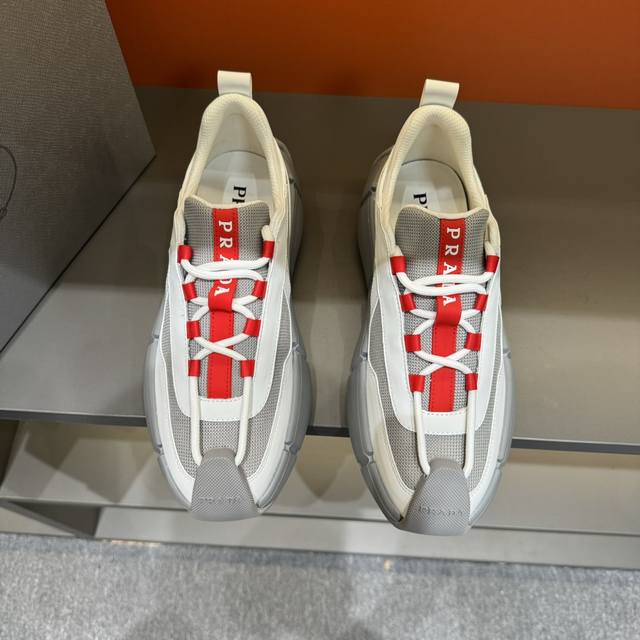 调工厂p价 男装男鞋 运动原单 码数38-45 prada 普拉达男士系带皮革休闲运动鞋，鞋面牛皮拼接透气网面打造 柔软舒适透气 鞋舌装饰prada品牌字母标识