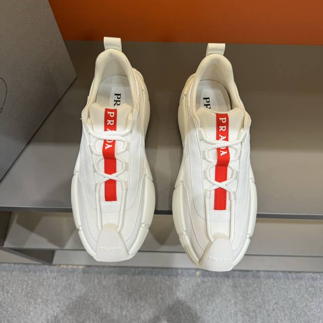 调工厂p价 男装男鞋 运动原单 码数38-45 prada 普拉达男士系带皮革休闲运动鞋，鞋面牛皮拼接透气网面打造 柔软舒适透气 鞋舌装饰prada品牌字母标识