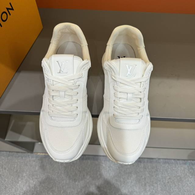 调工厂p价 男装男鞋 运动原单码数38-45 新品 Loui*V ～ Run Away 高端男士休闲 运动鞋！ 采用拼接 Epi 牛皮革和 Monogram 压