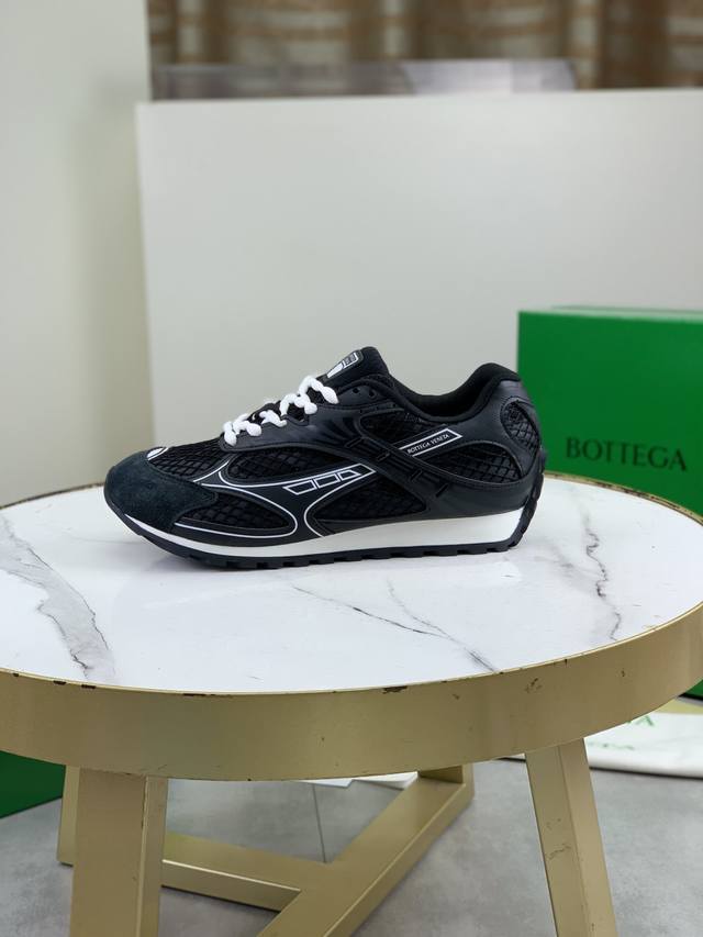 调工厂p价 男装男鞋 运动原单 Bottega Veneta 全新色 Orbit 运动鞋情侣款 该鞋款灵感取材自90 年代运动鞋的鞋型轮廓，其特色在于网状纹理的