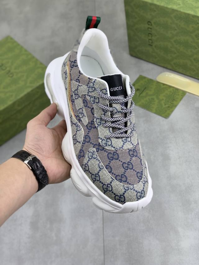 调工厂p价 男装男鞋 运动原单 古奇Gucci 官网最新款休闲时尚男鞋，爆款版型简洁大气，潮男专属.独有的官网最新品牌双G素元素古奇原版装饰，时尚又大方，面料原