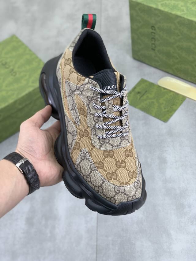 调工厂p价 男装男鞋 运动原单 古奇Gucci 官网最新款休闲时尚男鞋，爆款版型简洁大气，潮男专属.独有的官网最新品牌双G素元素古奇原版装饰，时尚又大方，面料原