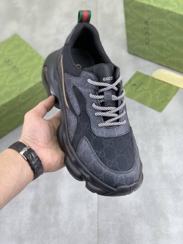 调工厂p价 男装男鞋 运动原单 古奇Gucci 官网最新款休闲时尚男鞋，爆款版型简洁大气，潮男专属.独有的官网最新品牌双G素元素古奇原版装饰，时尚又大方，面料原