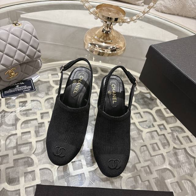 工厂p价 女装女鞋 运动原单 Chane*｜小香25Ss新品双C高跟秋鞋 在阳光与沙滩交织的度假 解锁海滨时髦密码！ 这双凉鞋成为了海边最吸睛的存在。 它以巴黎