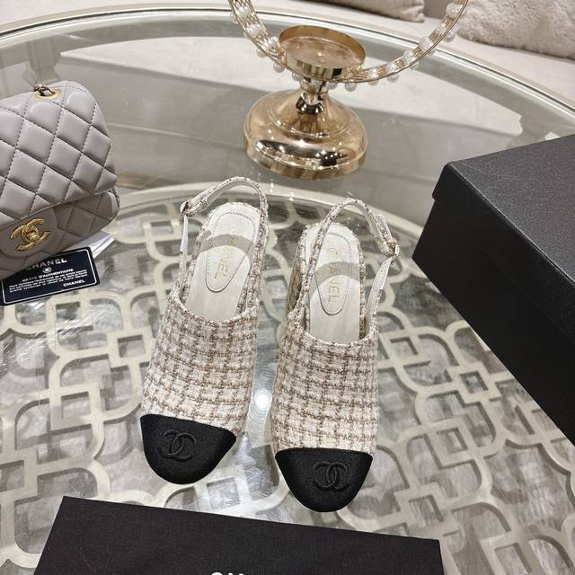 工厂p价 女装女鞋 运动原单 Chane*｜小香25Ss新品双C高跟秋鞋 在阳光与沙滩交织的度假 解锁海滨时髦密码！ 这双凉鞋成为了海边最吸睛的存在。 它以巴黎