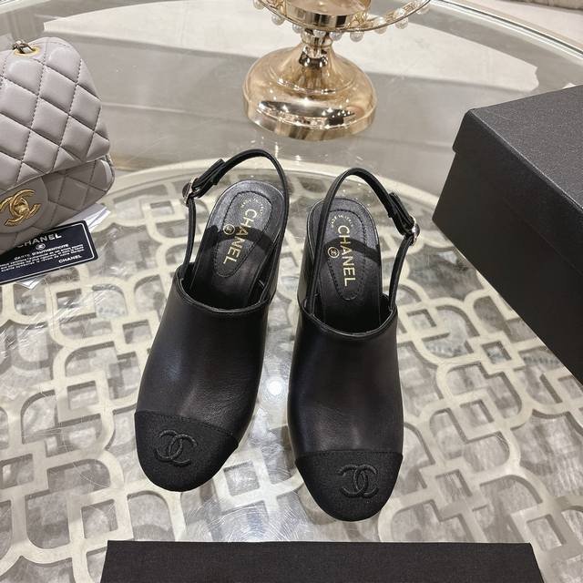 工厂p价 女装女鞋 运动原单 Chane*｜小香25Ss新品双C高跟秋鞋 在阳光与沙滩交织的度假 解锁海滨时髦密码！ 这双凉鞋成为了海边最吸睛的存在。 它以巴黎