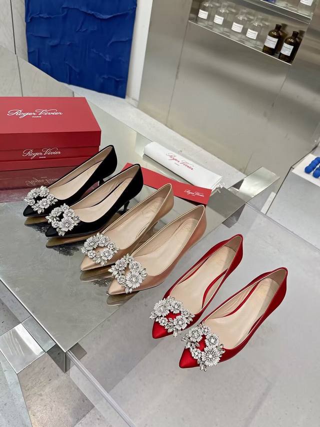 工厂p价 女装女鞋 运动原单 Roger Vivier新款四季新品Rv.Bouquetstrass捷克水钻单鞋上新. 面料:进口真丝面料 内裡:昆种浅色羊皮内裡