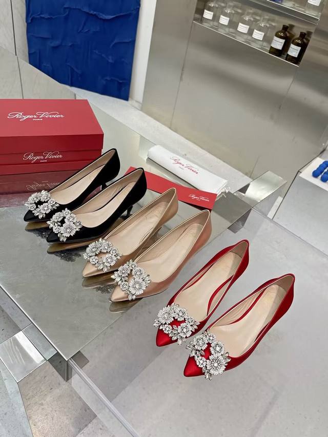 工厂p价 女装女鞋 运动原单 Roger Vivier新款四季新品Rv.Bouquetstrass捷克水钻单鞋上新. 面料:进口真丝面料 内裡:昆种浅色羊皮内裡