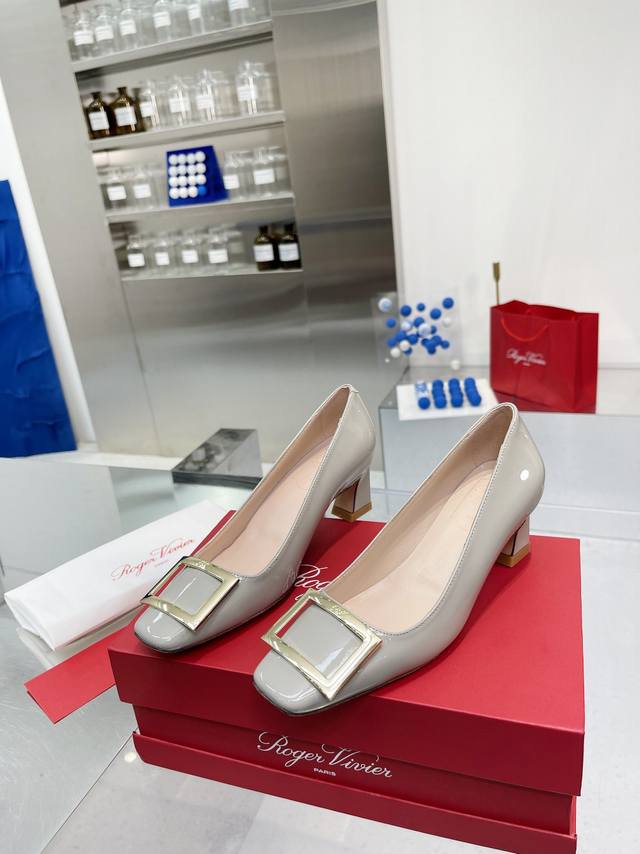 工厂p价 女装女鞋 运动原单 Rogervivie R V女鞋鞋Trompett粗跟方扣女鞋. 本款单鞋百搭舒适.搭配金属方扣. 经典而不失创新. 倾斜的鞋跟为