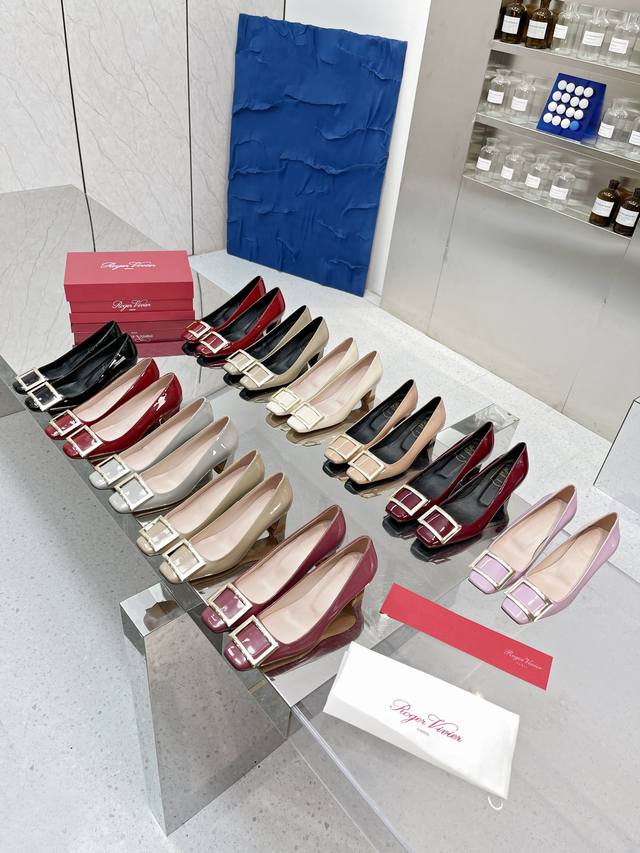 工厂p价 女装女鞋 运动原单 Rogervivie R V女鞋鞋Trompett粗跟方扣女鞋. 本款单鞋百搭舒适.搭配金属方扣. 经典而不失创新. 倾斜的鞋跟为