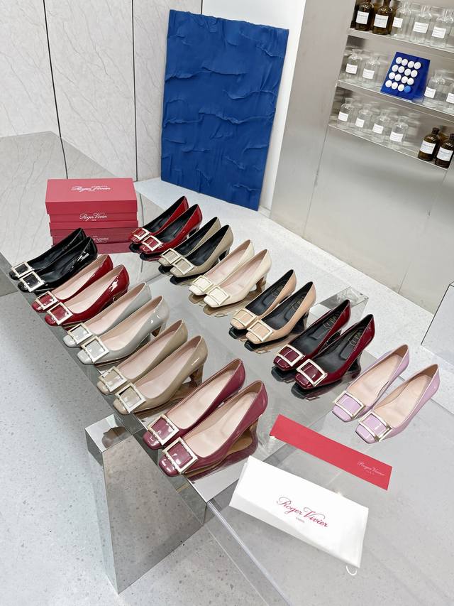 工厂p价 女装女鞋 运动原单 Rogervivie R V女鞋鞋Trompett粗跟方扣女鞋. 本款单鞋百搭舒适.搭配金属方扣. 经典而不失创新. 倾斜的鞋跟为