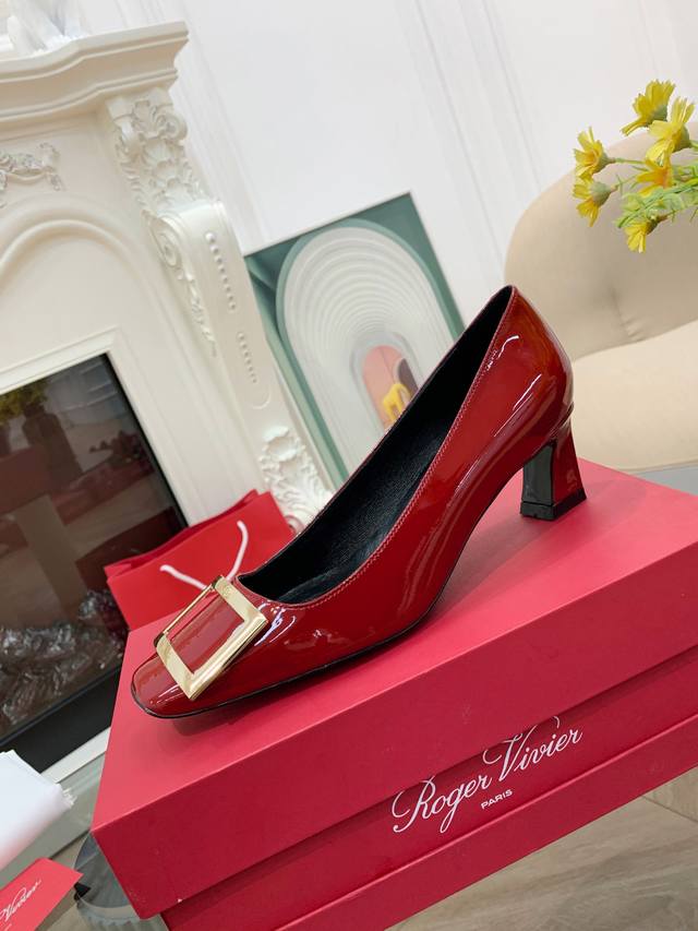 工厂p价 女装女鞋 运动原单 Rogervivie R V女鞋鞋Trompett粗跟方扣女鞋. 本款单鞋百搭舒适.搭配金属方扣. 经典而不失创新. 倾斜的鞋跟为