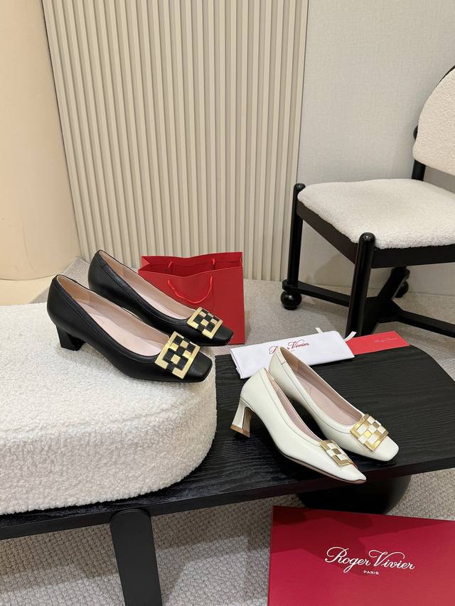 工厂p价 女装女鞋 运动原单 70年代复古气韵悄然流淌，Roger Vivier Trompette系列以标志性编织搭扣缀闪金属光泽，鞣制牛皮勾勒温婉线条。优雅