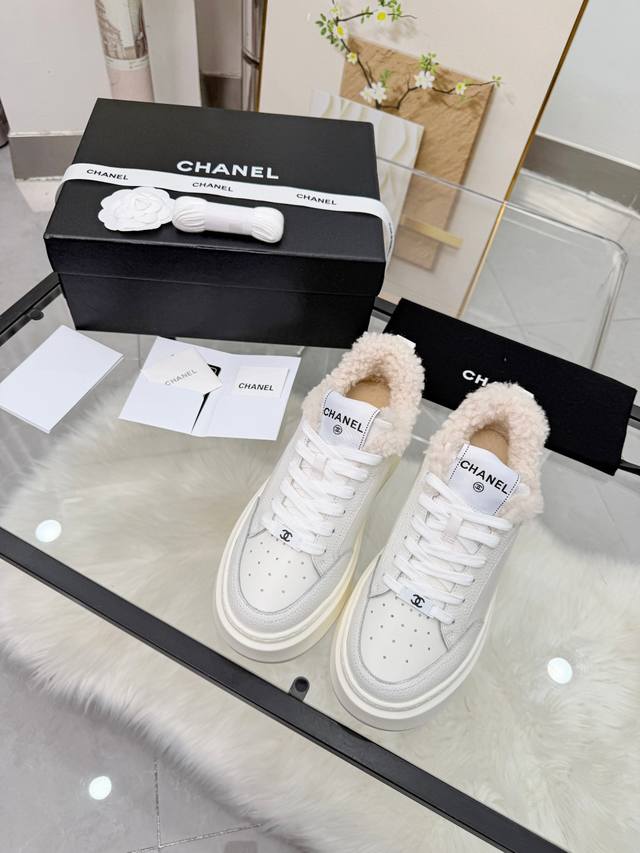 Chanel 25C秋冬新款运动鞋 官网同步上 专柜断货王 各大博主社交日推款，这季新款简直闭眼入，上脚狂好看，率性的休闲运动风，飒爽又自然，演绎香奈儿的时髦女