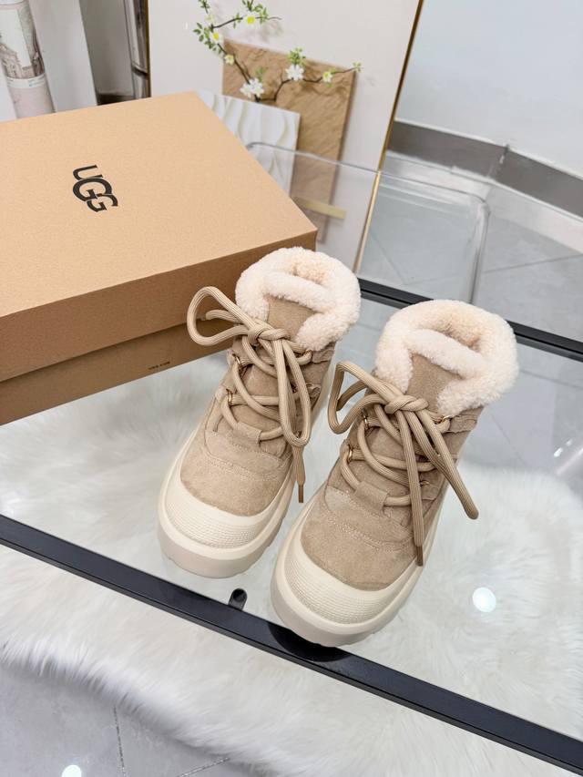 小毛领雪地靴 太可爱啦！ 冬天的安全感是这双雪地靴给的！暖乎乎 行走的羊咩咩实在是太可爱啦超美腻 简洁、精美风格是很多女孩的心头好！上脚美炸了！防水 防污 防滑