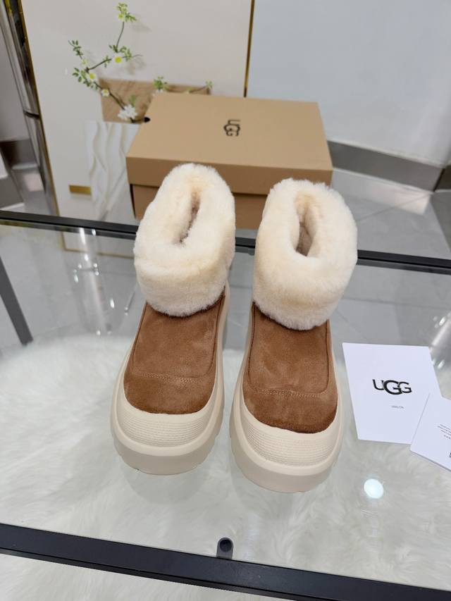 小毛领雪地靴 太可爱啦！ 冬天的安全感是这双雪地靴给的！暖乎乎 行走的羊咩咩实在是太可爱啦超美腻 简洁、精美风格是很多女孩的心头好！上脚美炸了！防水 防污 防滑