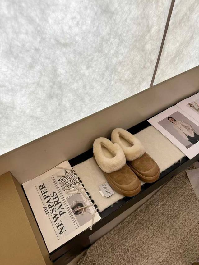 小毛领雪地靴低 中 高 太可爱啦！ 冬天的安全感是这双雪地靴给的！暖乎乎 行走的羊咩咩实在是太可爱啦超美腻 简洁、精美风格是很多女孩的心头好！上脚美炸了！防水