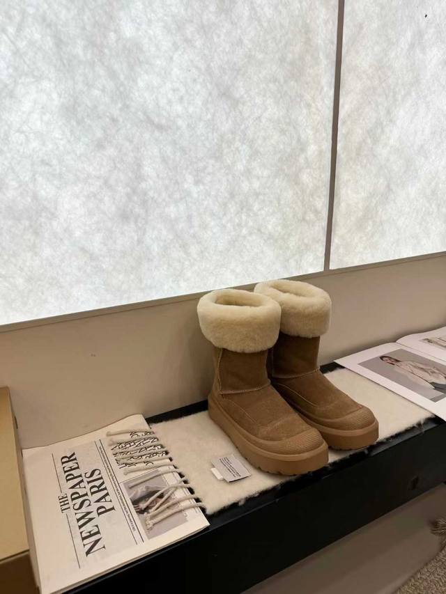 小毛领雪地靴低 中 高 太可爱啦！ 冬天的安全感是这双雪地靴给的！暖乎乎 行走的羊咩咩实在是太可爱啦超美腻 简洁、精美风格是很多女孩的心头好！上脚美炸了！防水