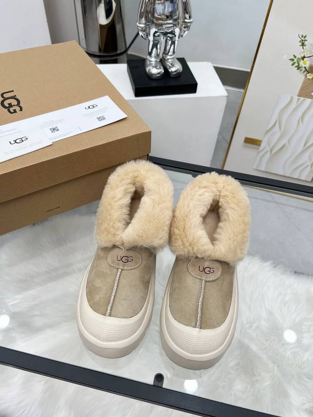 卡2色皮毛一体麂皮质感高级，美式复古氛围感被这双雪地靴拿捏住啦～ 毛绒边软乎乎超治愈，厚底还能悄悄增高。搭配大衣、毛衣都很绝，踩上去像踩在云朵上，温暖又显腿细，