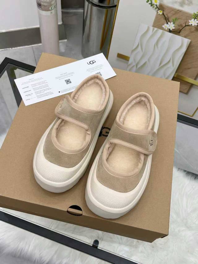 麂皮毛里 玛丽珍 质感高级，毛绒边软乎乎超治愈，厚底还能悄悄增高。搭配大衣、毛衣都很绝，踩上去像踩在云朵上，温暖又显腿细，是能从深秋穿到寒冬的宝藏单品～ :-