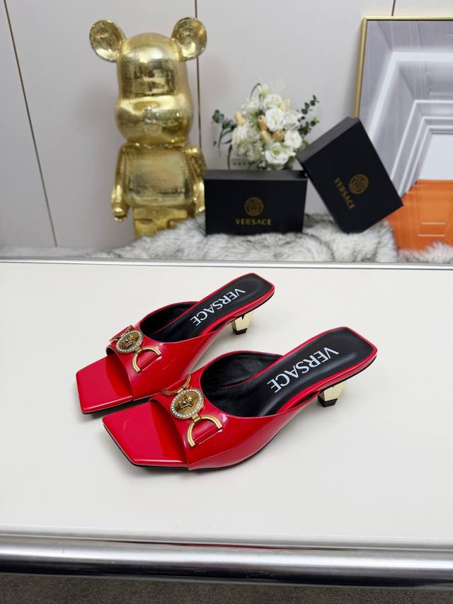 Versace范思哲 专柜新款: V字鞋跟系列 鞋面：牛皮 漆皮 内里垫脚：羊皮 跟高：6Cm 鞋底：意大利真皮大底 码数：35-44码 42 43 44定制不