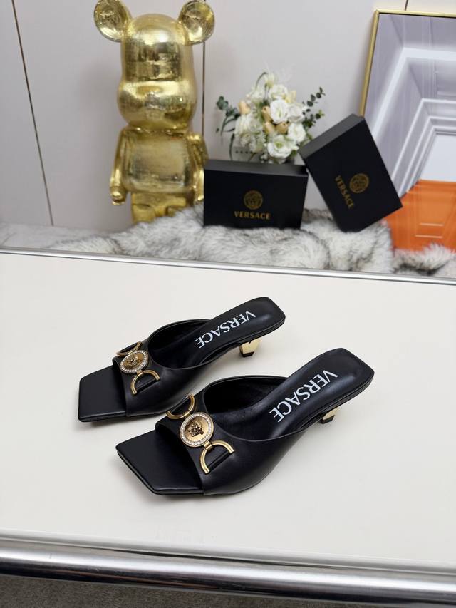 Versace范思哲 专柜新款: V字鞋跟系列 鞋面：牛皮 漆皮 内里垫脚：羊皮 跟高：6Cm 鞋底：意大利真皮大底 码数：35-44码 42 43 44定制不