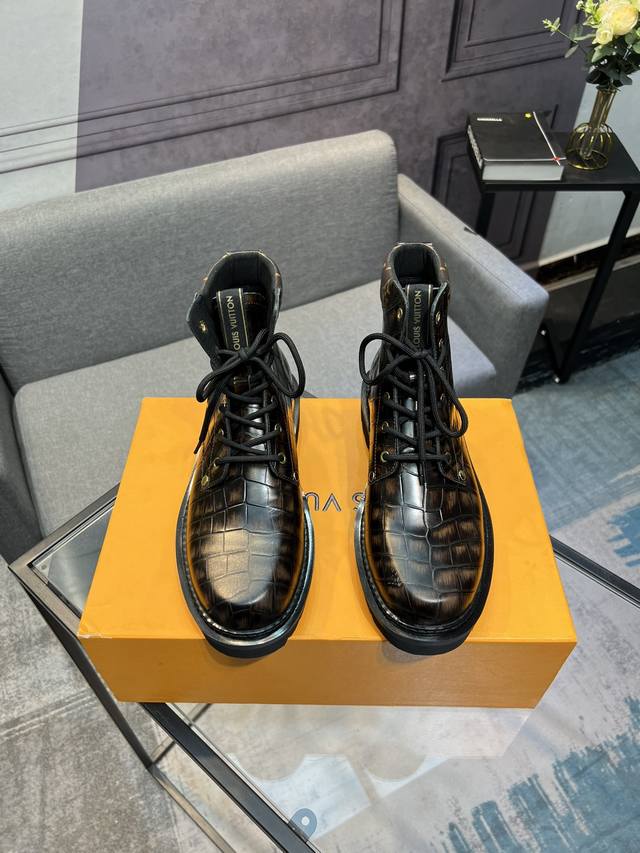 L家 最新款Lv男士商务休闲男靴，奢华尊贵那是必须的，全部采用进口原版头层牛皮，只为打造更为舒适的穿着体验，顶级进口水染全牛里，原版高耐磨大底！ Size:男3