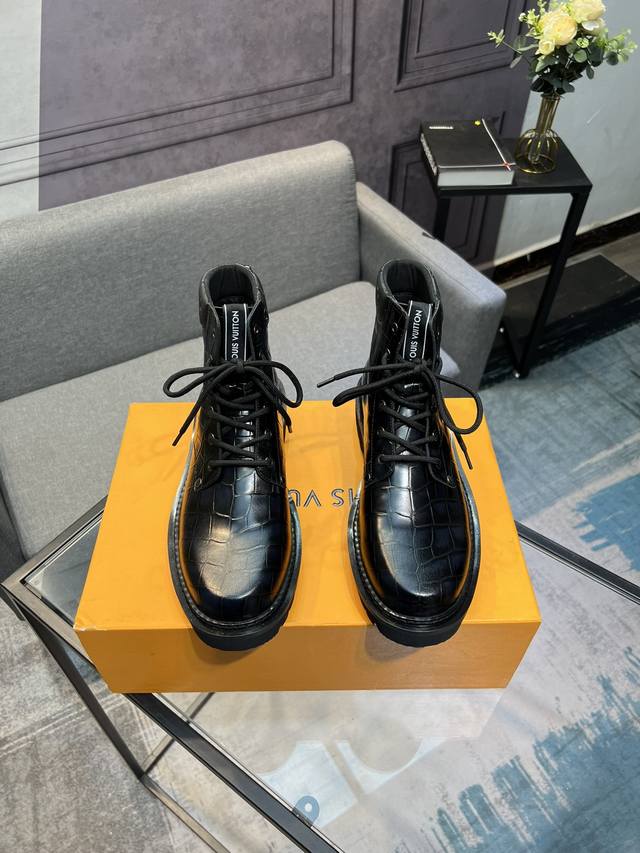 L家 最新款Lv男士商务休闲男靴，奢华尊贵那是必须的，全部采用进口原版头层牛皮，只为打造更为舒适的穿着体验，顶级进口水染全牛里，原版高耐磨大底！ Size:男3