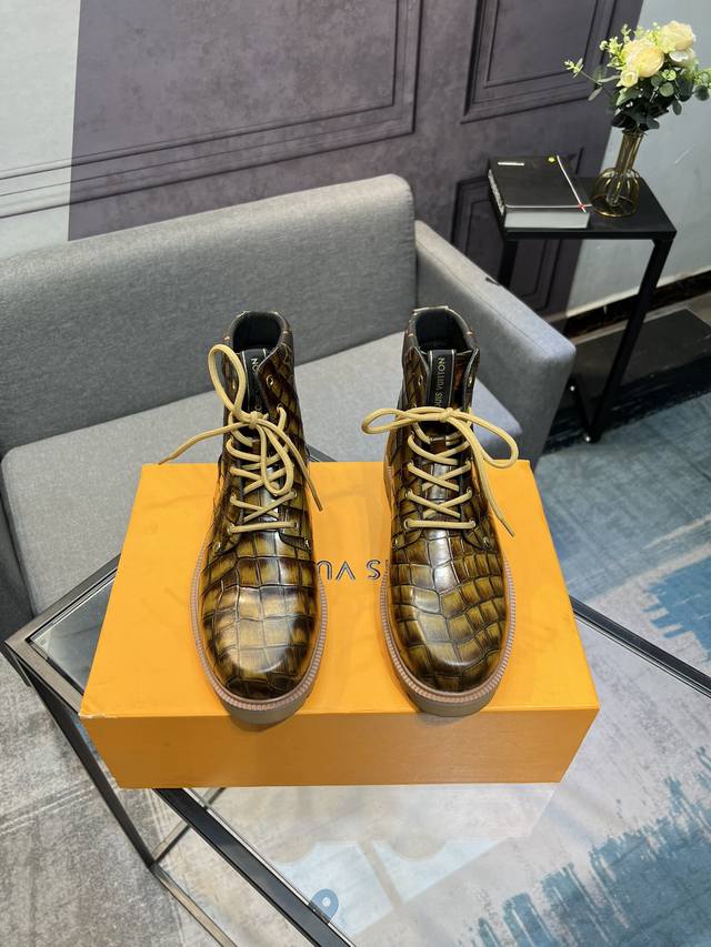 L家 最新款Lv男士商务休闲男靴，奢华尊贵那是必须的，全部采用进口原版头层牛皮，只为打造更为舒适的穿着体验，顶级进口水染全牛里，原版高耐磨大底！ Size:男3