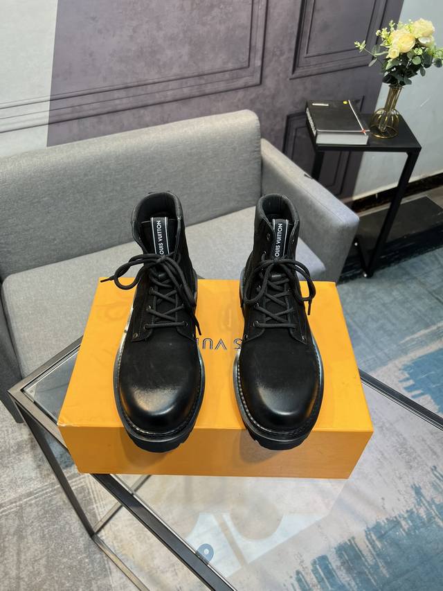 L家 最新款Lv男士商务休闲男靴，奢华尊贵那是必须的，全部采用进口原版头层牛皮，只为打造更为舒适的穿着体验，顶级进口水染全牛里，原版高耐磨大底！ Size:男3