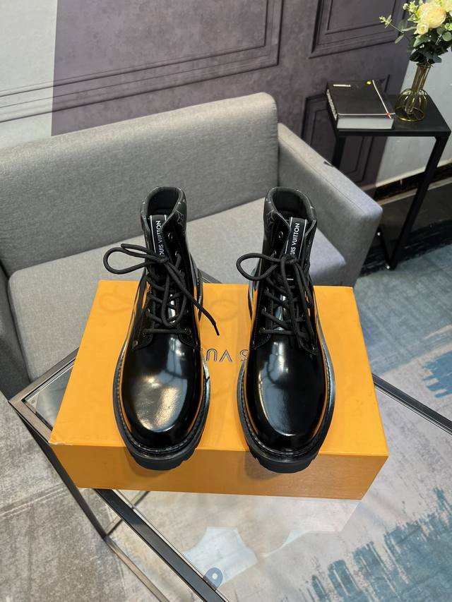 L家 最新款Lv男士商务休闲男靴，奢华尊贵那是必须的，全部采用进口原版头层牛皮，只为打造更为舒适的穿着体验，顶级进口水染全牛里，原版高耐磨大底！ Size:男3