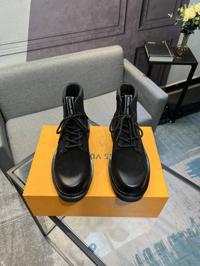 L家 最新款Lv男士商务休闲男靴，奢华尊贵那是必须的，全部采用进口原版头层牛皮，只为打造更为舒适的穿着体验，顶级进口水染全牛里，原版高耐磨大底！ Size:男3