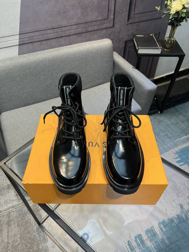 L家 最新款Lv男士商务休闲男靴，奢华尊贵那是必须的，全部采用进口原版头层牛皮，只为打造更为舒适的穿着体验，顶级进口水染全牛里，原版高耐磨大底！ Size:男3