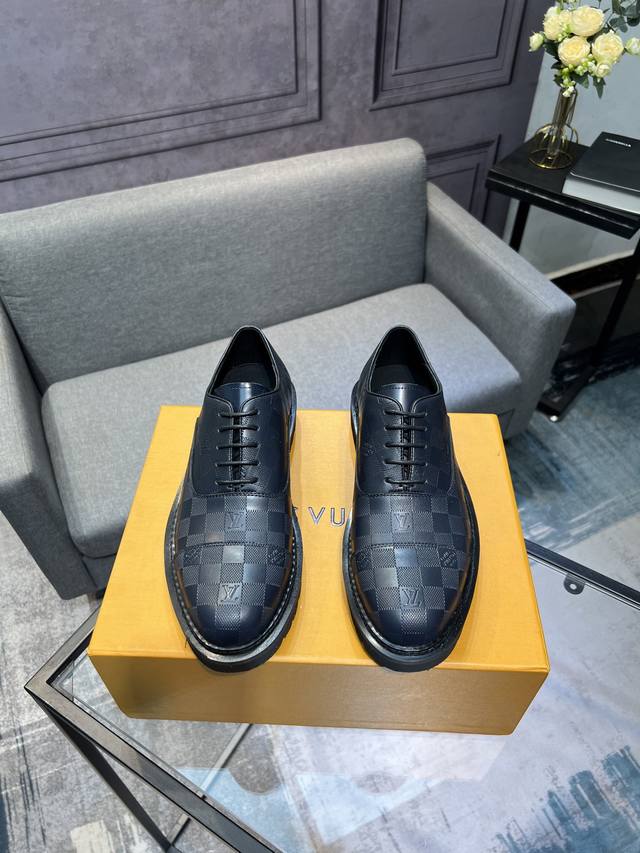 Lv] -高端品质 -鞋面：摔纹牛皮、纳帕牛皮、鞋身车缝品牌Logo -内里：牛皮，垫脚；水染牛皮 -大底：Tpr 橡胶发泡；双色成型大底 -超高品控 做工精细