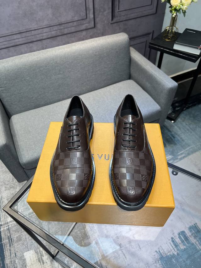 Lv] -高端品质 -鞋面：摔纹牛皮、纳帕牛皮、鞋身车缝品牌Logo -内里：牛皮，垫脚；水染牛皮 -大底：Tpr 橡胶发泡；双色成型大底 -超高品控 做工精细