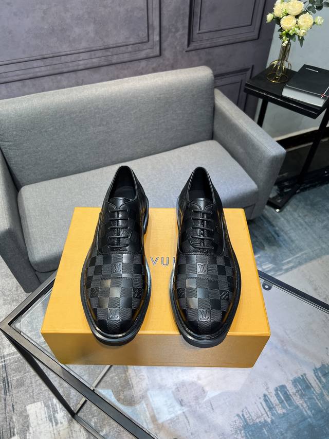 Lv] -高端品质 -鞋面：摔纹牛皮、纳帕牛皮、鞋身车缝品牌Logo -内里：牛皮，垫脚；水染牛皮 -大底：Tpr 橡胶发泡；双色成型大底 -超高品控 做工精细