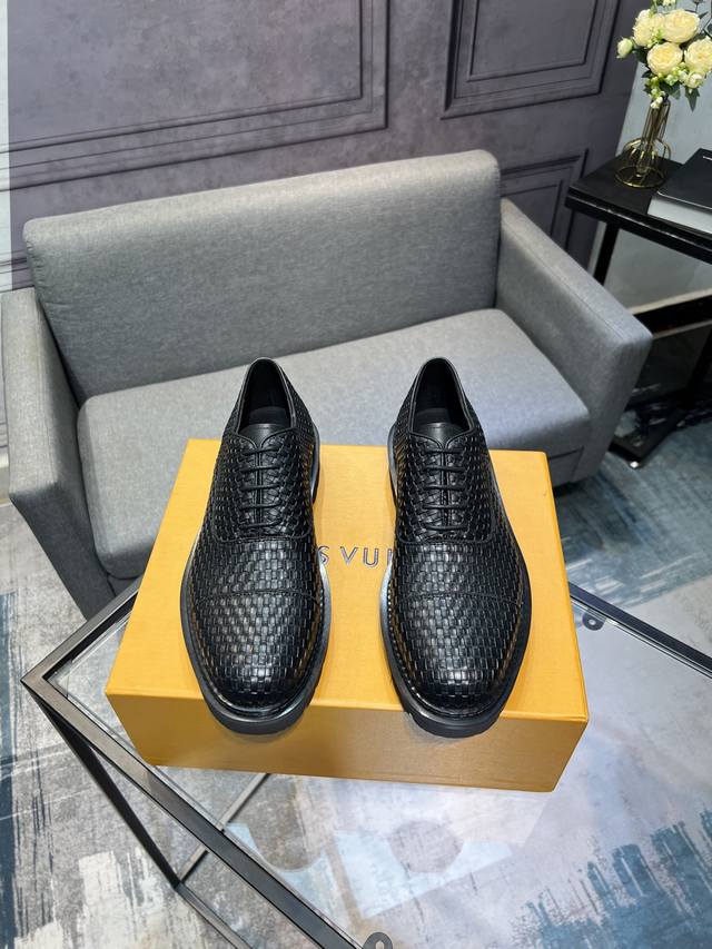 Lv] -高端品质 -鞋面：摔纹牛皮、纳帕牛皮、鞋身车缝品牌Logo -内里：牛皮，垫脚；水染牛皮 -大底：Tpr 橡胶发泡；双色成型大底 -超高品控 做工精细