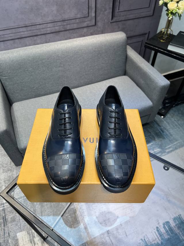 Lv] -高端品质 -鞋面：摔纹牛皮、纳帕牛皮、鞋身车缝品牌Logo -内里：牛皮，垫脚；水染牛皮 -大底：Tpr 橡胶发泡；双色成型大底 -超高品控 做工精细