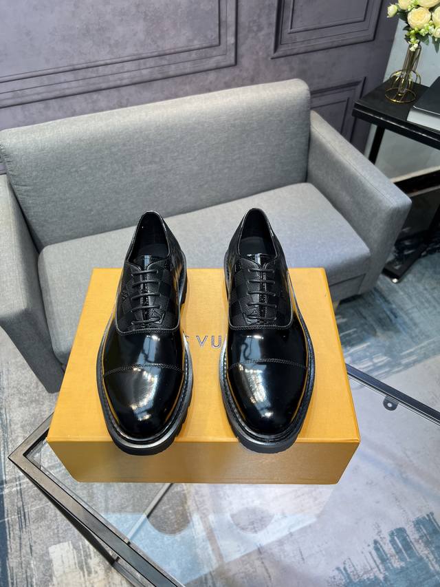 Lv] -高端品质 -鞋面：摔纹牛皮、纳帕牛皮、鞋身车缝品牌Logo -内里：牛皮，垫脚；水染牛皮 -大底：Tpr 橡胶发泡；双色成型大底 -超高品控 做工精细