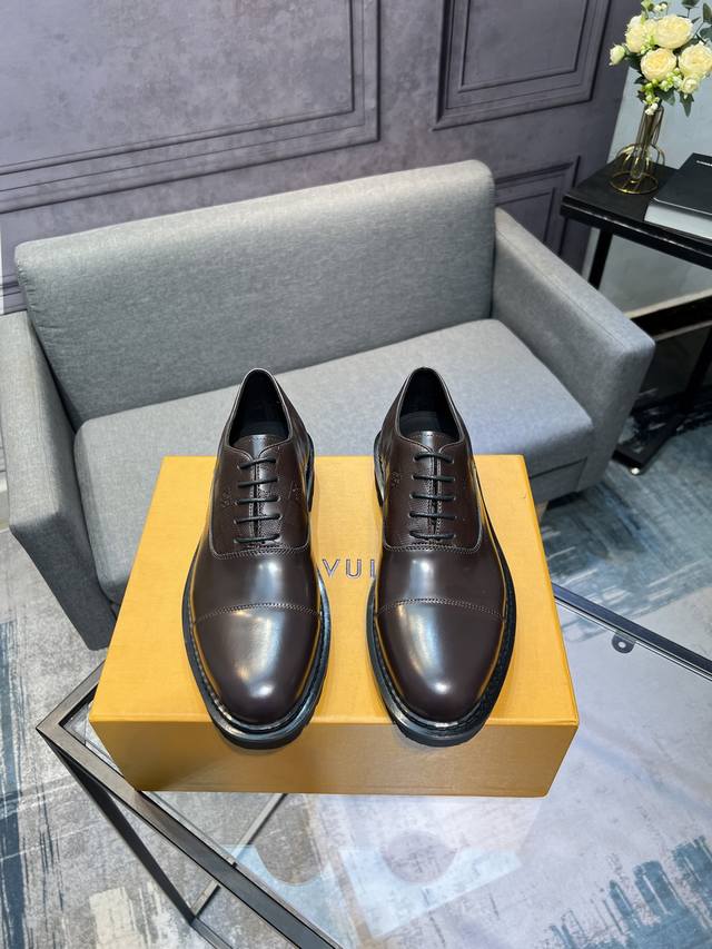 Lv] -高端品质 -鞋面：摔纹牛皮、纳帕牛皮、鞋身车缝品牌Logo -内里：牛皮，垫脚；水染牛皮 -大底：Tpr 橡胶发泡；双色成型大底 -超高品控 做工精细