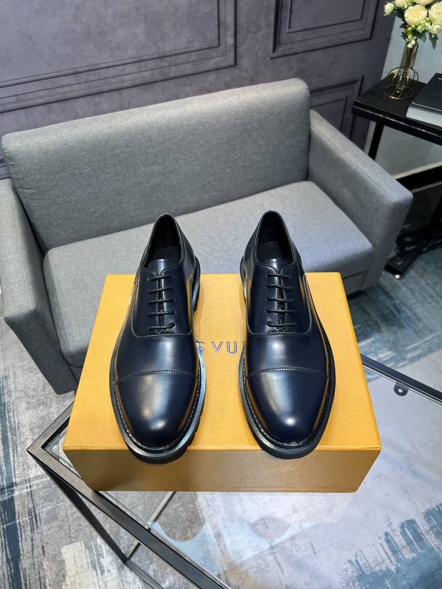 Lv] -高端品质 -鞋面：摔纹牛皮、纳帕牛皮、鞋身车缝品牌Logo -内里：牛皮，垫脚；水染牛皮 -大底：Tpr 橡胶发泡；双色成型大底 -超高品控 做工精细