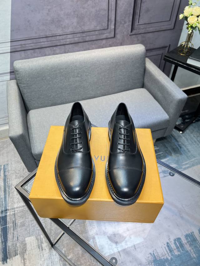 Lv] -高端品质 -鞋面：摔纹牛皮、纳帕牛皮、鞋身车缝品牌Logo -内里：牛皮，垫脚；水染牛皮 -大底：Tpr 橡胶发泡；双色成型大底 -超高品控 做工精细