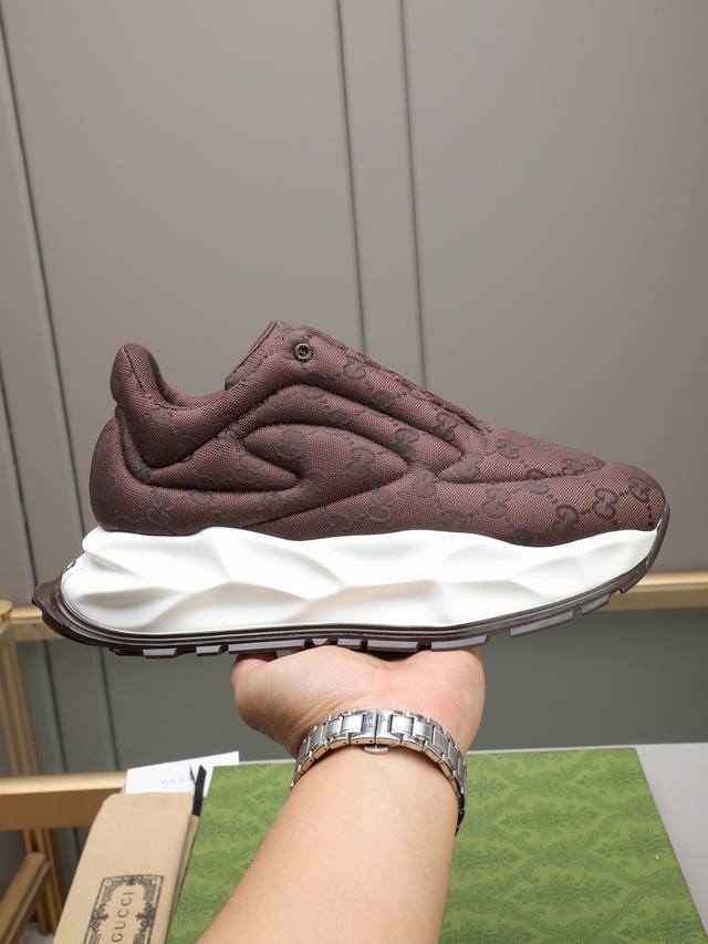 Cucci鞋面品牌帆布布匹车人工缝线！具有强烈的时代印记和视觉冲击力，且使整双鞋更具立体感，鞋面古奇经典布料，透气网里！耐磨个性大底，上脚舒适！自留款多色选，3