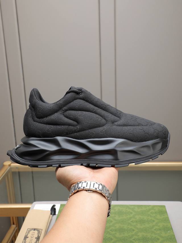 Cucci鞋面品牌帆布布匹车人工缝线！具有强烈的时代印记和视觉冲击力，且使整双鞋更具立体感，鞋面古奇经典布料，透气网里！耐磨个性大底，上脚舒适！自留款多色选，3