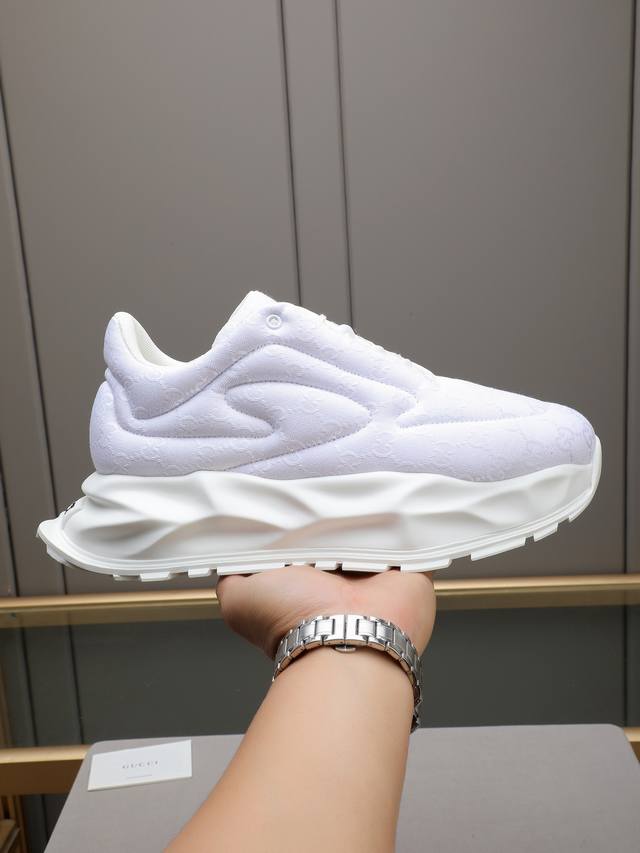 Cucci鞋面品牌帆布布匹车人工缝线！具有强烈的时代印记和视觉冲击力，且使整双鞋更具立体感，鞋面古奇经典布料，透气网里！耐磨个性大底，上脚舒适！自留款多色选，3