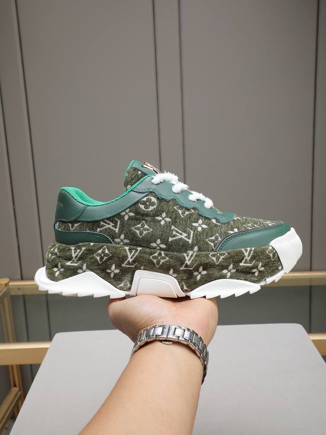 Lv款式新颖时尚，鞋面采用进口牛皮+ Lv专用材料！超潮设计！让人眼前一亮！皮质柔软细腻光泽透亮，彰显极致纯手工工艺，网里上脚柔软舒适透气！Size：39-44