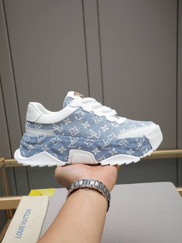 Lv款式新颖时尚，鞋面采用进口牛皮+ Lv专用材料！超潮设计！让人眼前一亮！皮质柔软细腻光泽透亮，彰显极致纯手工工艺，网里上脚柔软舒适透气！Size：39-44